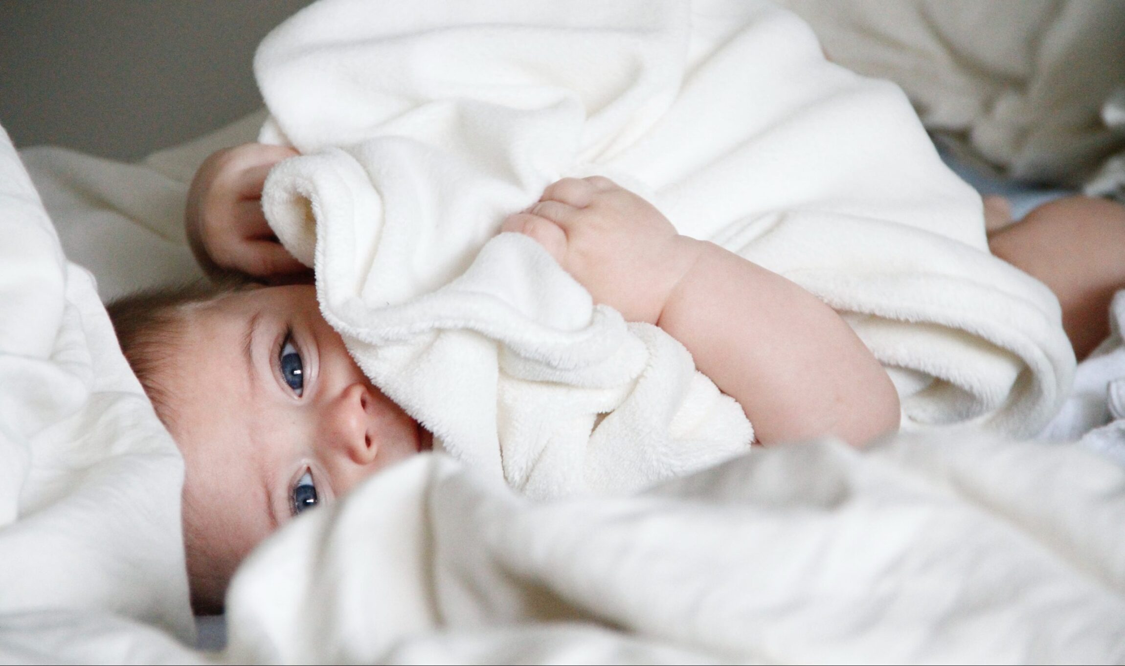 Kleine baby ligt in dekentje