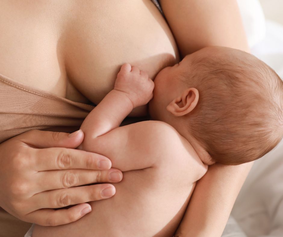 Baby drinkt aan de borst